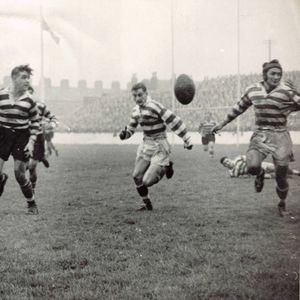 Ken Jackson releases a pass to the wing with a group of Leigh defenders in pursuit - Oct 16th 1951.