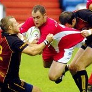 Alex Wilkinson drives at the Leigh defence - Sep 3rd 2006.