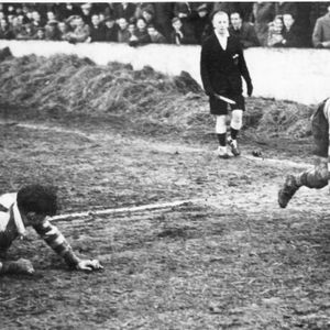 Alan Davies looks across to see Wilson Spencer touch down for Oldham’s third try v Liverpool - March 3rd 1951.