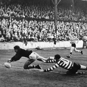 Kevin Dixon avoids John Winton's tackle to score the winning try for the Kiwis - Aug 31st 1965.