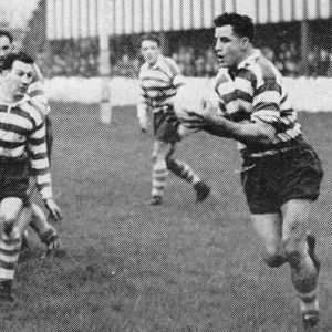 Frank Pitchford passes to Derek Turner v Salford - Nov 30th 1957.