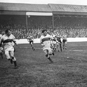 Johnny Noon tries to escape the Saints defence - April 26th 1960.