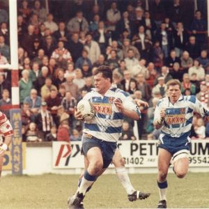 Bob Lindner breaks clear v St Helens with Darren Abram and Glen Liddiard in support - April 17th 1994.
