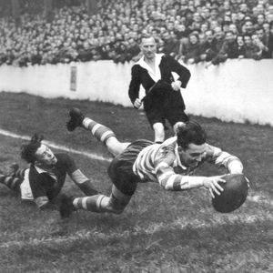 Lawrie Platt evades Wakefield full-back, Ernest Luckman to dive over for a spectacular try - Sep 20th 1952.