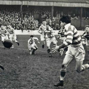Alan Davies releases a try scoring pass to Joe Warham against Widnes - Nov 11th 1950.