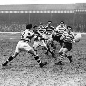 Frank Pitchford passes out as the Widnes defence closes in - March 25th 1958.